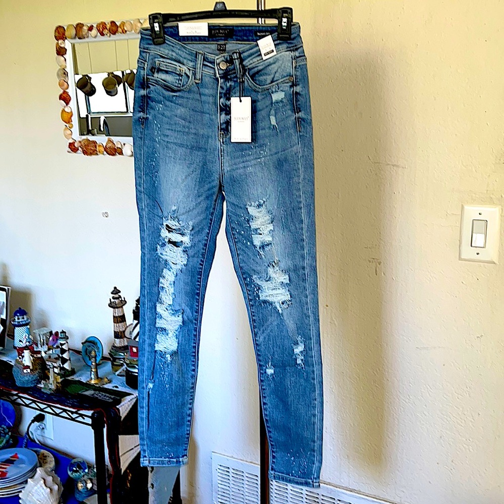 I am selling my new favorite brand, Judy Blue. Size 5/27. Very stretchy.